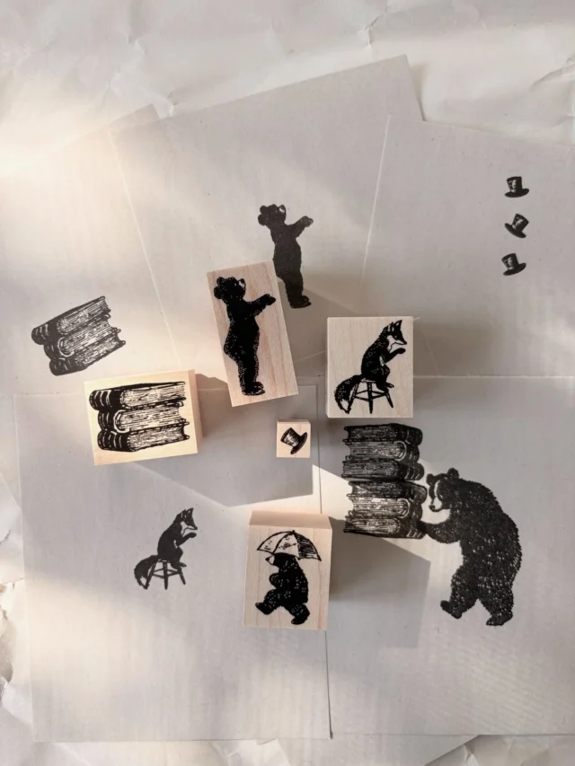 :

スタンプ再販のお知らせ

:

長らく欠品しておりました
-シルクハット
-キツネ
-子グマ
-積み上げた本
のスタンプを

11/27 （木）　20:00~
再販いたします

12月上旬の予定でご案内しておりましたが
予定より早く準備が整いましたので
前倒しての再販のご案内となります

年内の再販は最後になります

・

今回も数量がわずかで恐縮なのですが
ぜひぜひ作品達をお迎えいただけたら嬉しいです

どうぞよろしくお願いします

:

#挿画 #illustrator #vintagelove #ヴィンテージ #ハンコ #vintageillust #アンティーク #stampcollection #スタンプ #動物