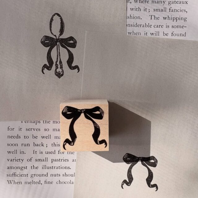 :

ちょうちょむすび

:

子どもたちが命名してくれた
ちょうちょむすびスタンプ

カトラリー達との相性も良いのです

ぜひ組み合わせて楽しんでいただきたいです

**新作スタンプは
12/13 Sat. 20:00~
販売スタートとなります

:

#挿画 #illustrator #vintagelove #ヴィンテージ #ハンコ #vintageillust #アンティーク #stampcollection #スタンプ #動物