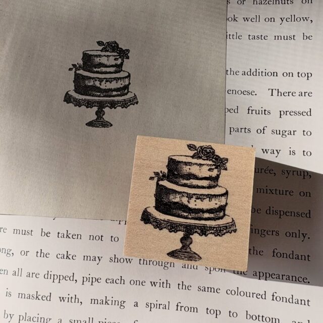 :

2段のケーキスタンプ

:

12月の新作スタンプです

ちょっとしたお祝いのカードに
ポン、と押しても素敵です

:

#挿画 #illustrator #vintagelove #ヴィンテージ #ハンコ #vintageillust #アンティーク #stampcollection #スタンプ #動物