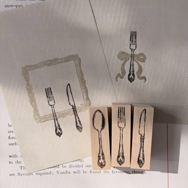 :

カトラリーセット

:

以前数量限定で販売していた
カトラリーセットの
リニューアル版です

大きなクマに持たせてみたり
同時販売のちょうちょむすびと合わせるのも
可愛いです

:

#挿画 #illustrator #vintagelove #ヴィンテージ #ハンコ #vintageillust #アンティーク #stampcollection #スタンプ #動物