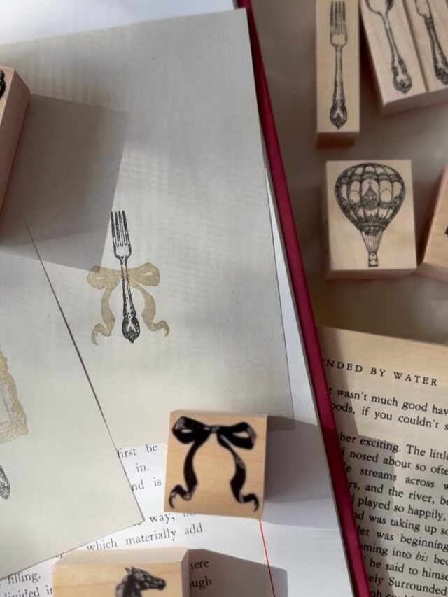 :

2025のスタンプ

:

2025年最後のスタンプ販売会に
お立ち寄りいただきました皆様

心よりありがとうございました

本日
ご注文いただいた作品達の多くを発送いたしました

今週中にはお手元に届くかと思います
今しばらくお待ちくださいませ

・

2025年は
9月より本格的にスタンプの制作を
行って来ました

試行錯誤しつつも
いつも皆様の応援があり

お届けしたスタンプ達の
新たな一面を発見できるような
素敵な作品までこの目で見ることができ

とってもとっても
幸せな時間をいただきました

深く
御礼申し上げます

・

2026年もスタンプの制作&販売を
月に一度程度行います

ですが

ちょっと作品達を物語仕立てにする予定です

・

準備が出来次第
少しずつお知らせをいたします

大人が夢中になれるような
絵本仕立てのスタンプです

ぜひ2026年もよろしくお願いします

:

#挿画 #illustrator #vintagelove #ヴィンテージ #ハンコ #vintageillust #アンティーク #stampcollection #スタンプ #動物