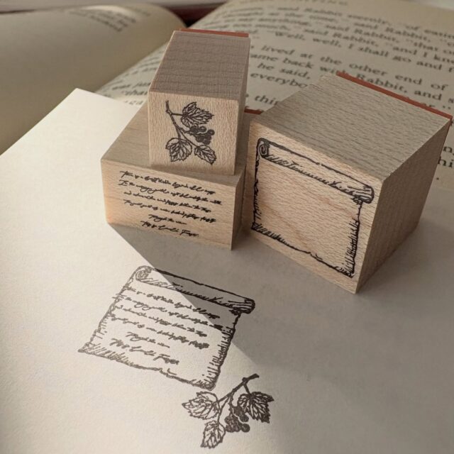 Canulé Forest｜綴られた文字 20×12mmスタンプ
 Canulé Forest | Written Lines – 20×12mm Rubber Stamp

誰かが丁寧に綴った、静かな筆跡
 羊皮紙と組み合わせれば物語の一節に 他のモチーフと重ねれば背景としても活躍します
 作品世界をそっと支える、万能な名脇役です
 Softly written lines, carefully inscribed by an unseen hand. Pair it with the parchment to create a fragment of story, or layer it with other motifs as a subtle background detail. A versatile companion that quietly supports your world.

#カヌレの森  #ラバースタンプ 
#canuleforest
#rubberstamp 
#stampcollection