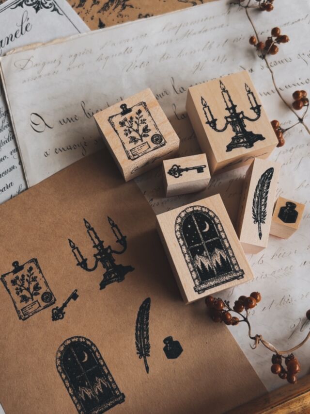 Orfo's Night Study | Stamp Set

・インク瓶 ・羽ペン ・小さな鍵 ・レポート ・燭台 ・夜の窓

Orfoの書斎には 夜にだけ静かに目を覚ます 小さな道具たちがあります

＿

Orfo's Night Study | Stamp Set

・Ink bottle ・Feather pen ・Little key ・Report ・Candlestick ・Night window

In Orfo’s study there are small tools that quietly awaken at night

#スタンプ 
#CaneléForest
#stamp